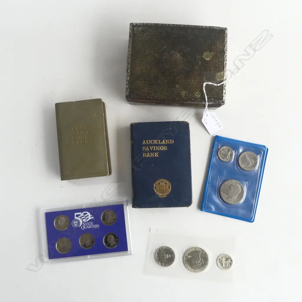 3 AMERICAN COIN SETS, 2 SAVING BANKS, METAL BOX W.145mm Image 1++