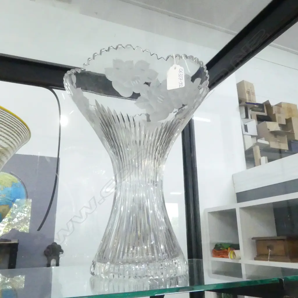 LARGE FLARED CRYSTAL VASE cut & engraved decoration H.300mm Image 1++