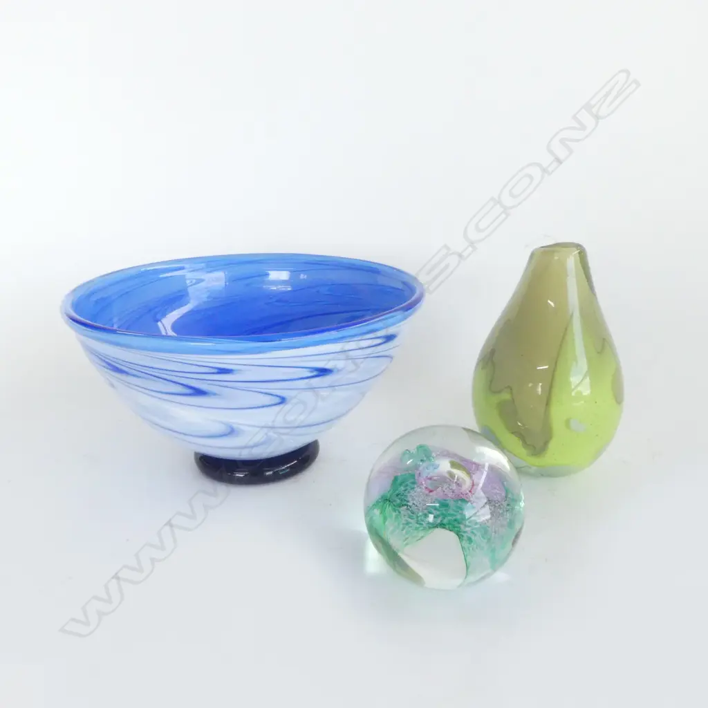 3 PCES ART GLASS; SIGNED BOWL 205mm dia, VASE, CAITHNESS 'BIG TOP' PAPERWEIGHT   Image 1++