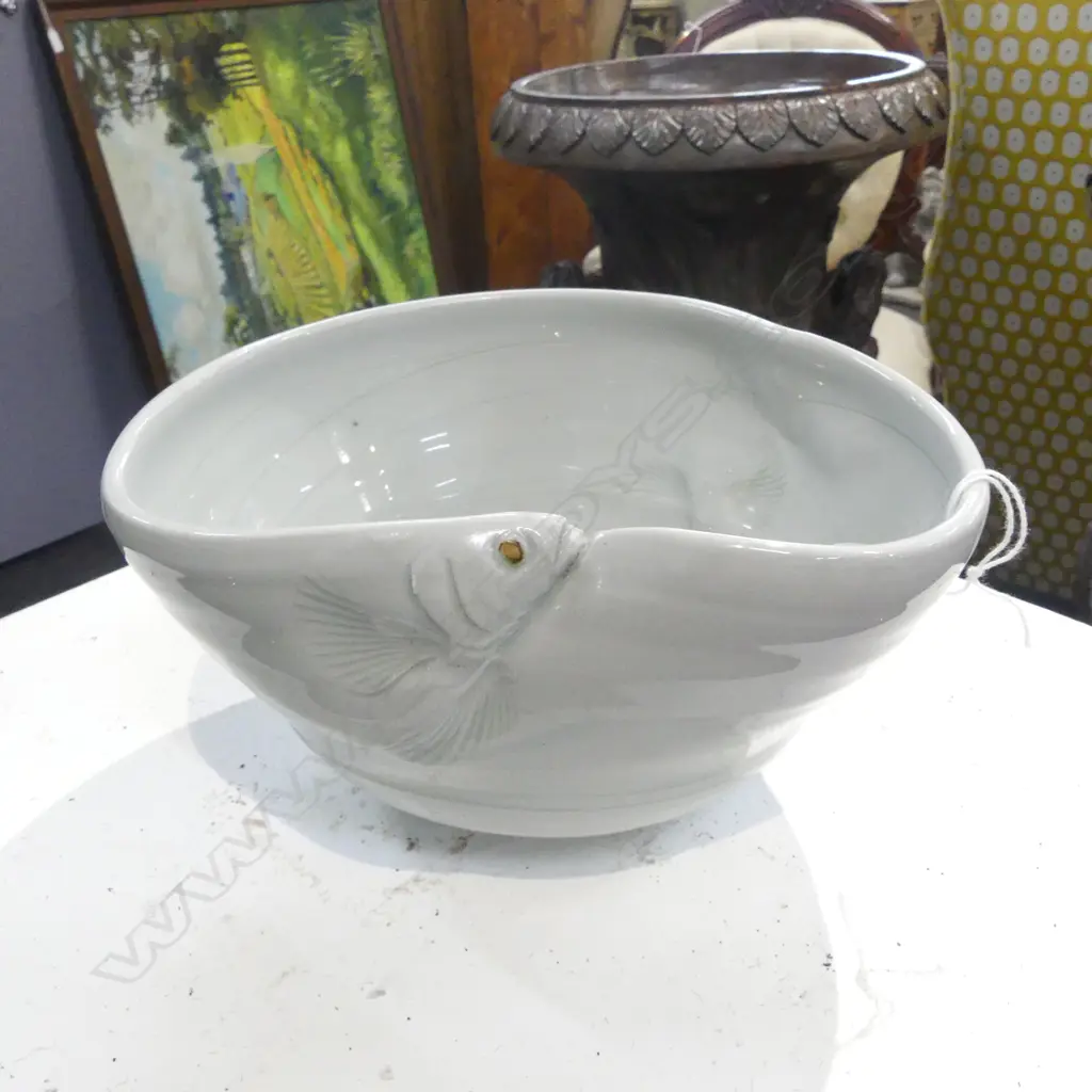 PORCELAIN NZ POTTERY BOWL SCULPTED FISH DECORATION Dia.200mm Image 1++