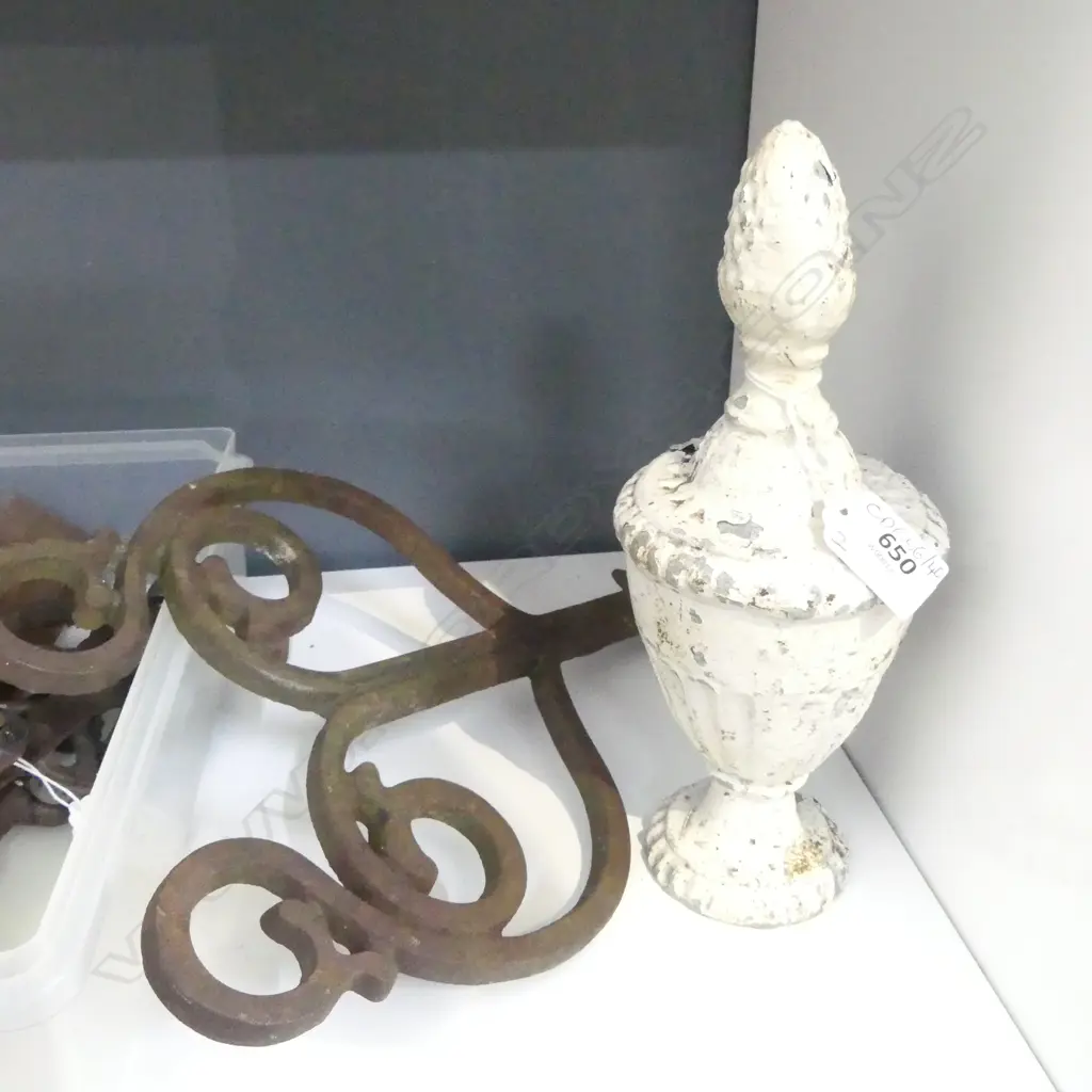 WHITE PAINTED SOLID METAL FINIAL H.245mm + WROUGHT IRON HEART H.350mm Image 1++
