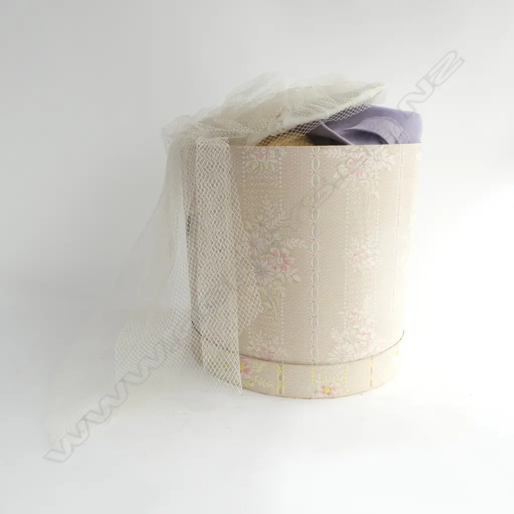HAT BOX w. VINTAGE HATS Image 1++