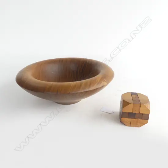 SIGNED HAND TURNED NZ PURIRI BOWL DIA 280MM & NATIVE WOOD PUZZLE  60MM