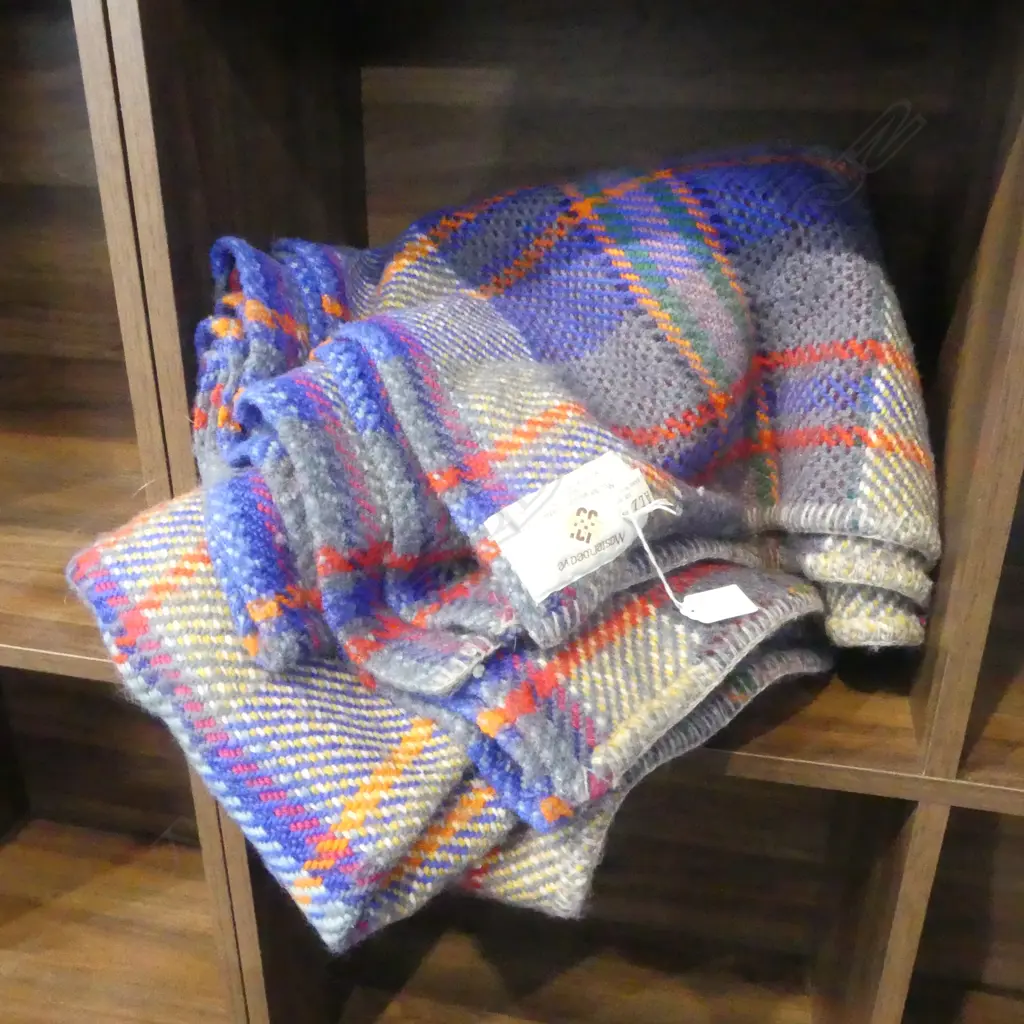 VINTAGE 'MASTER WEAVE' of Masterton ALL WOOL LGE BLANKET Image 1++
