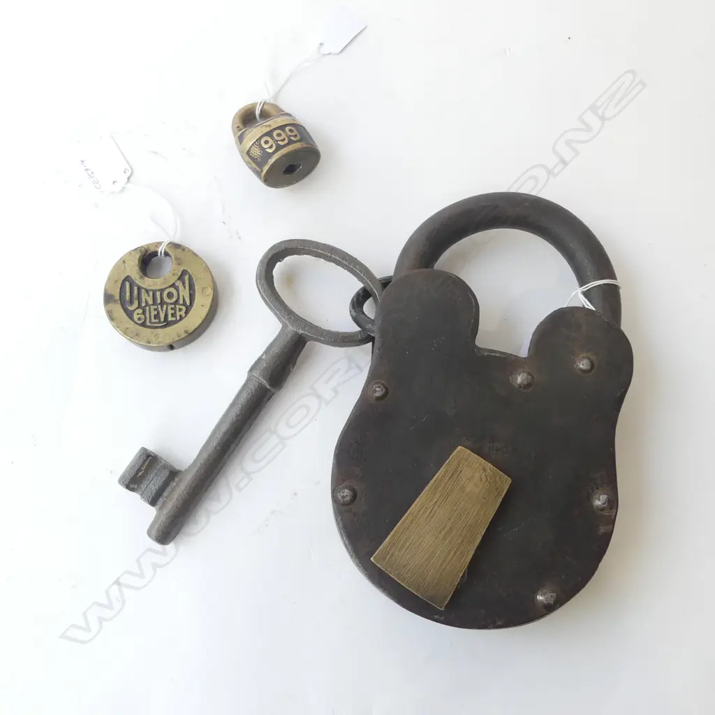 A LARGE PADLOCK & KEY H.230mm WITH 2 SMALLER BRASS LOCKS  Image 1++