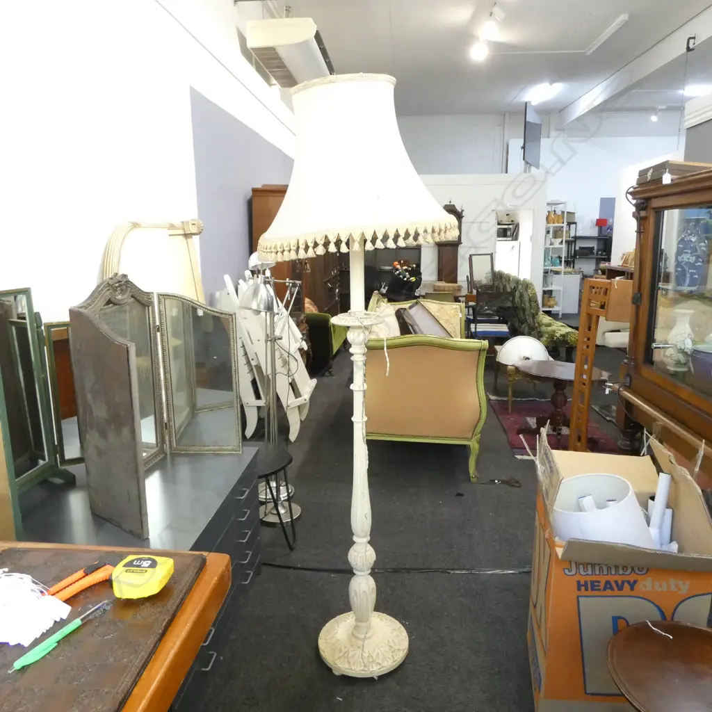 WHITE PAINTED CARVED WOODEN FLOOR LAMP H.1560mm Image 1++