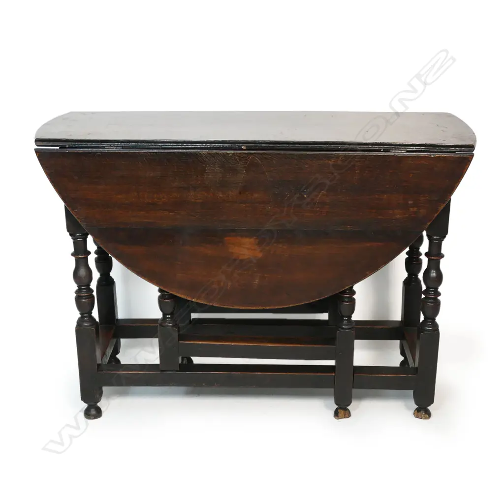 A George III country oak gate leg table - the drop sides raise on turned supports. 1120 x 1060 x 750mm. Image 1++