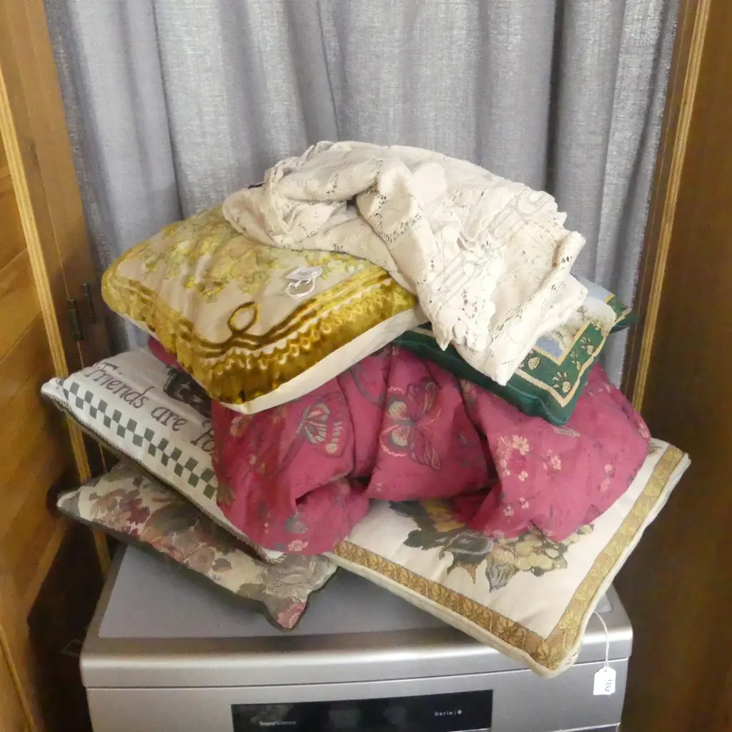 5 CUSHIONS + FLORAL PINK QUILT Image 1++