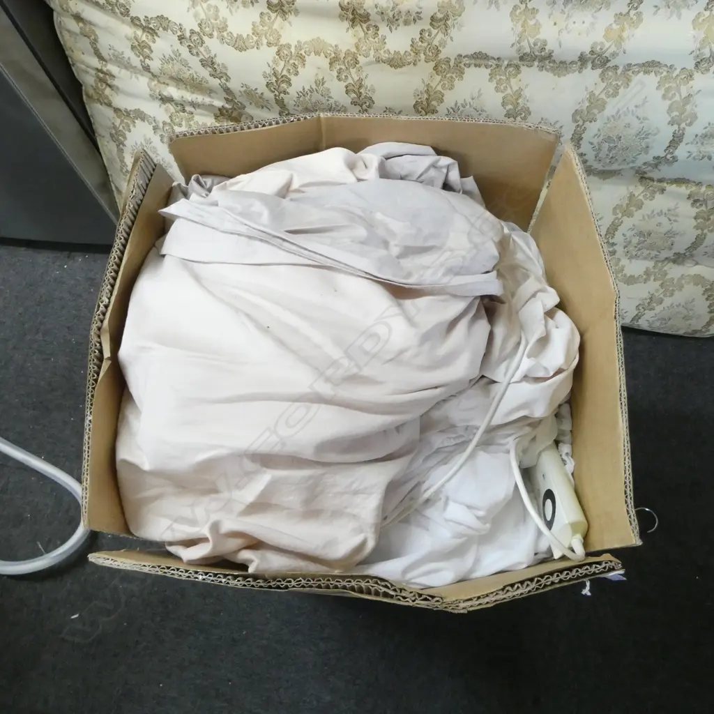 LARGE QUANTITY OF BEDDING  Image 1++