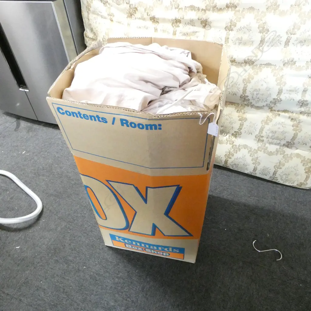 LARGE QUANTITY OF BEDDING  Image 1++