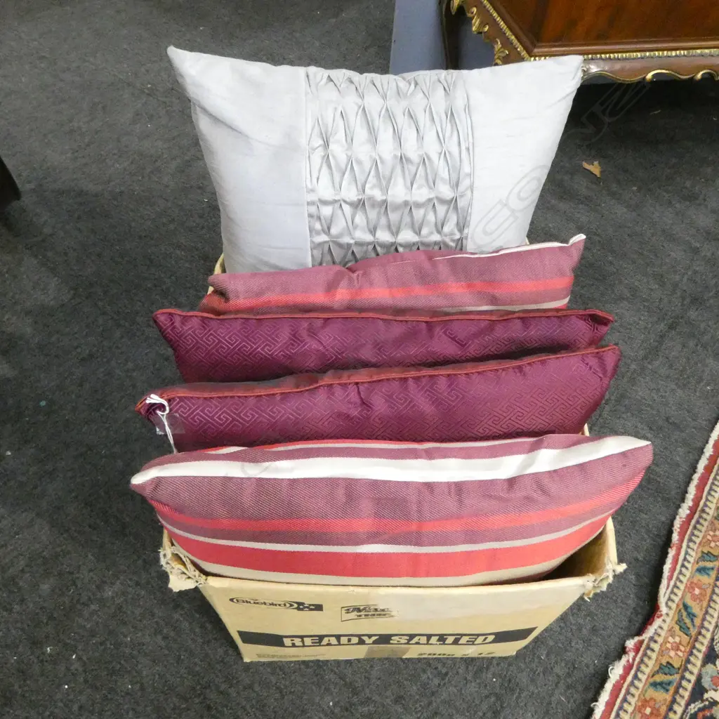 5 ASST. CUSHIONS Image 1++