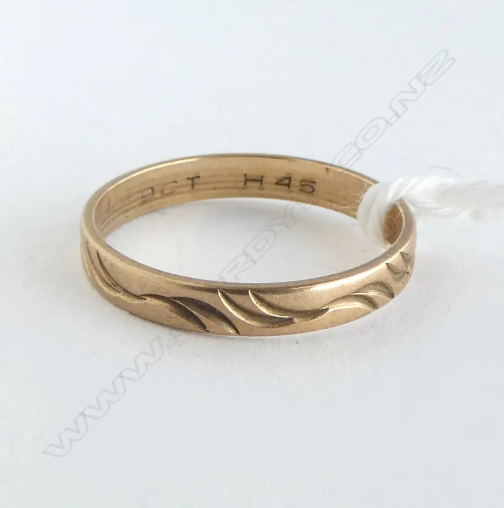 9ct GOLD engraved WAVE DESIGN BAND RING 1.44gms SIZE O Image 1++