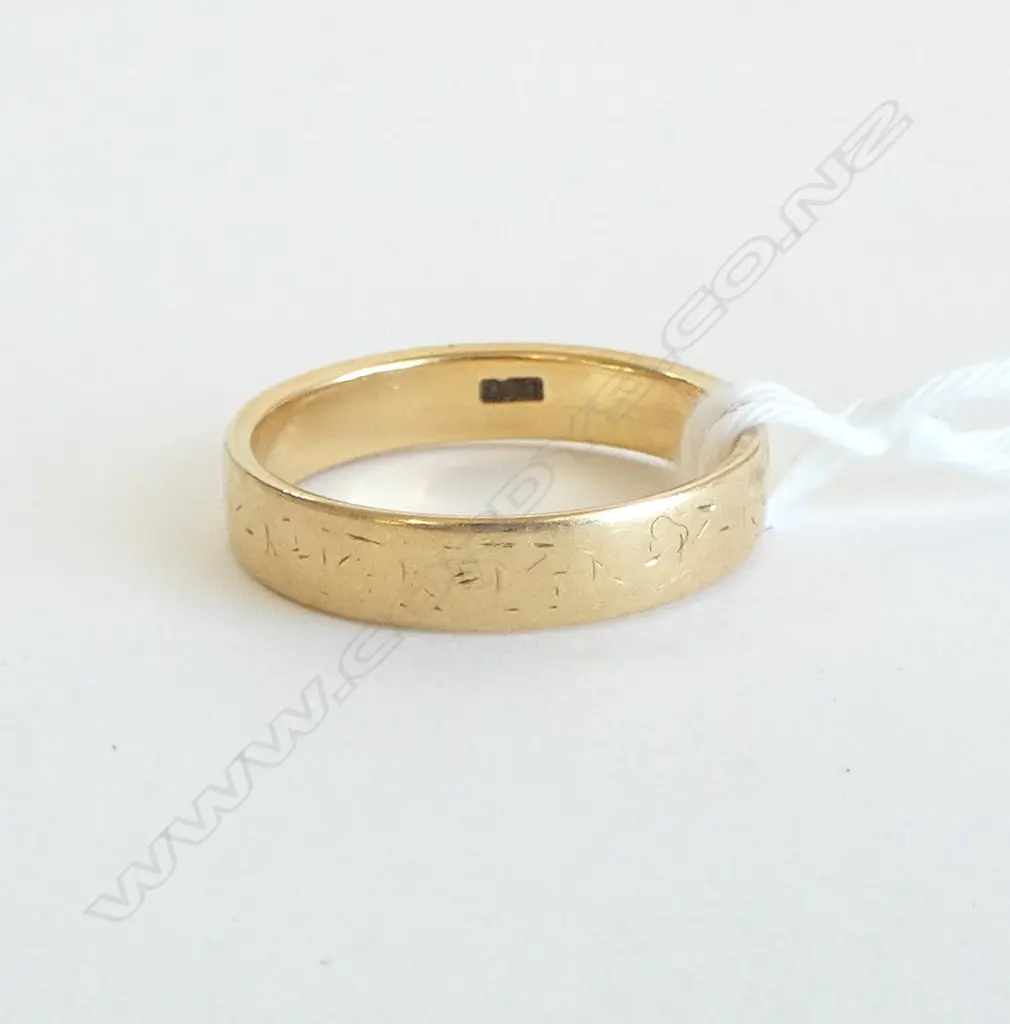 18CT WEDDER RING, 4.4grms SIZE P Image 1++