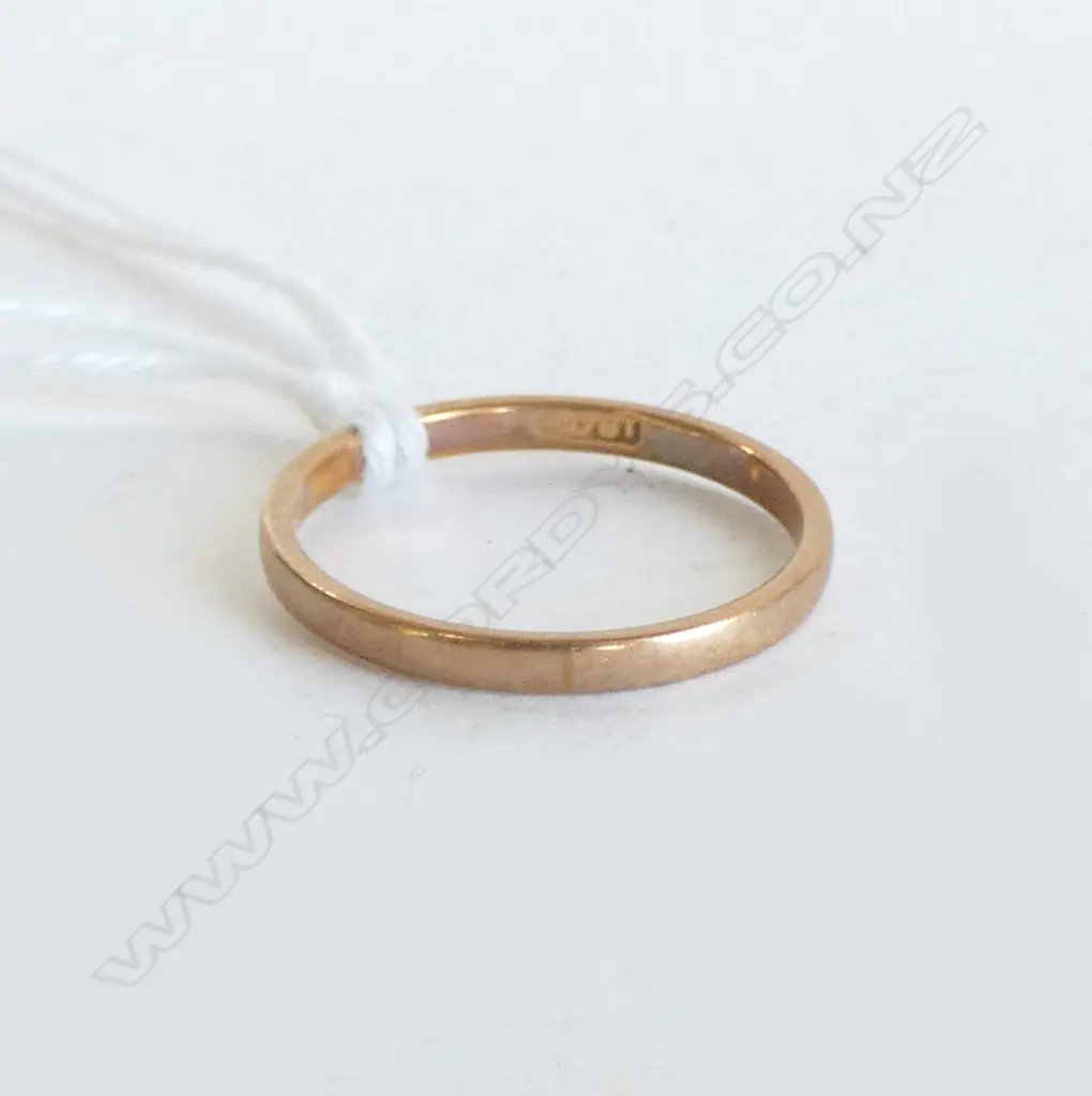 18CT WEDDER RING, 1.7grms SIZE N Image 1++