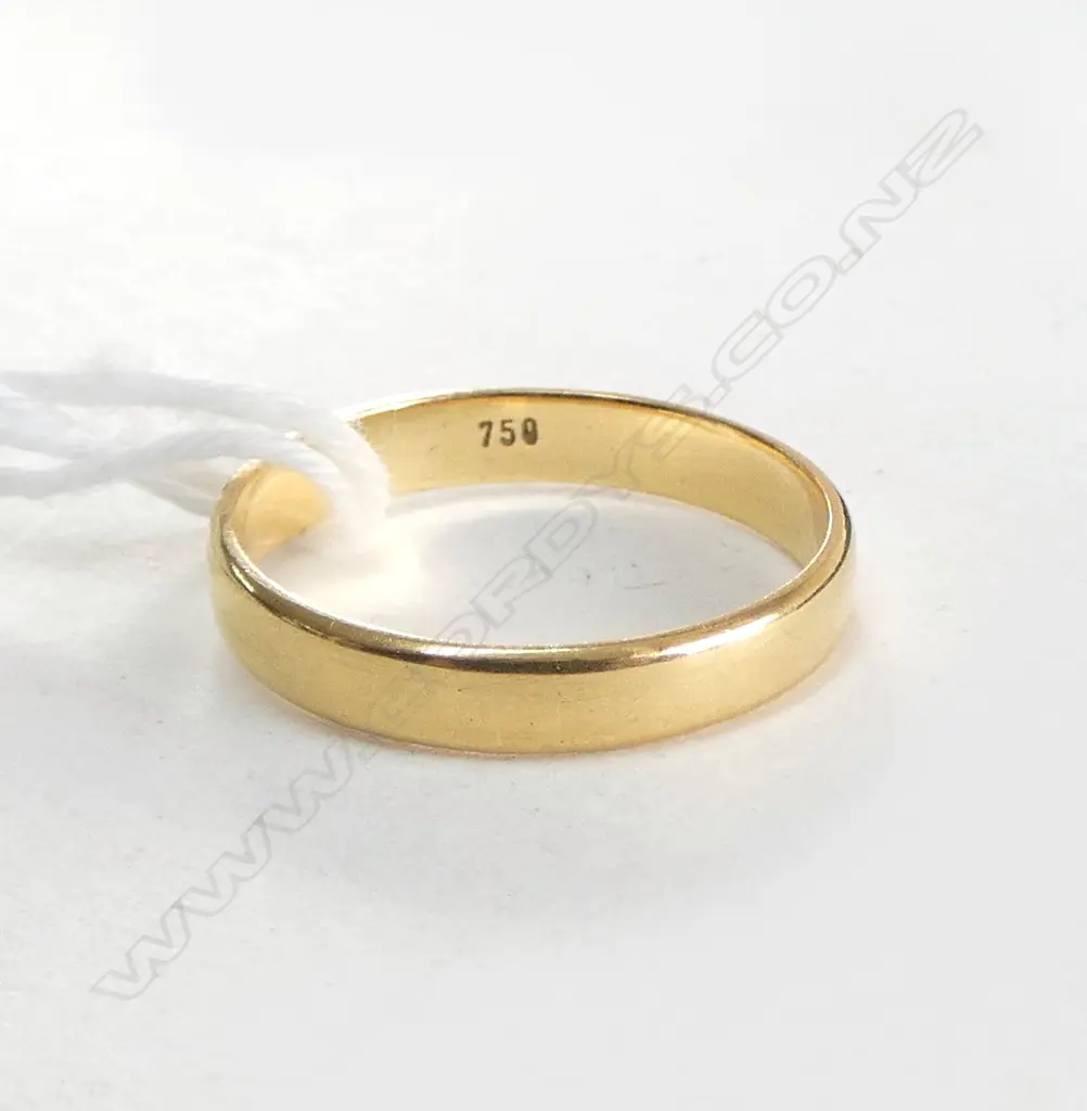 18CT WEDDER RING, 2.5grms SIZE O Image 1++