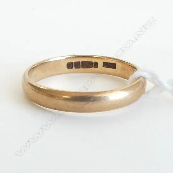9CT WEDDER RING, 3.2grms SIZE V