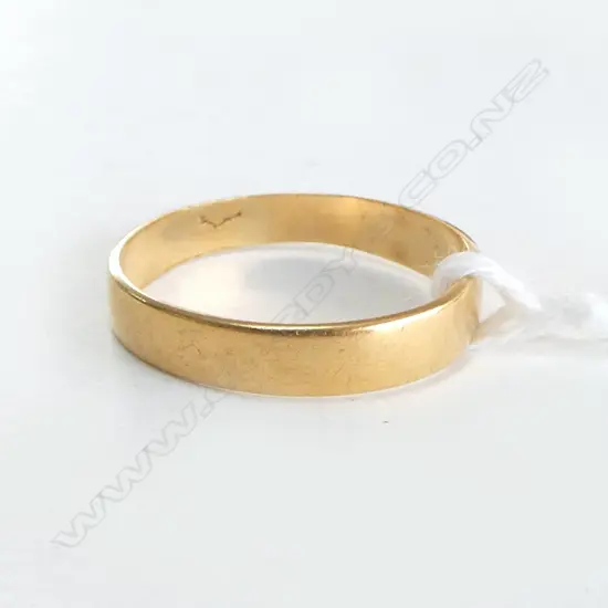 18CT WEDDER RING, 2.2grms SIZE S