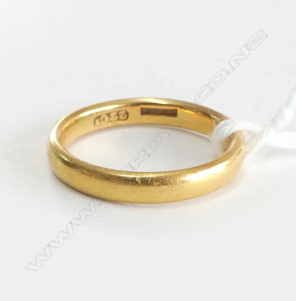 22CT YG WEDDER RING, 4.4grms SIZE M Image 1++
