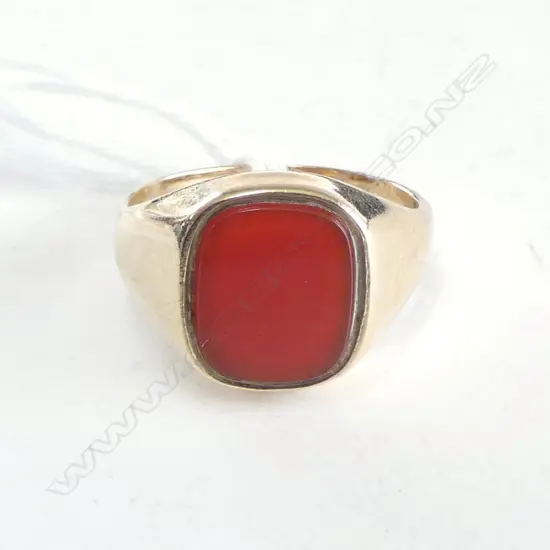 9CT CARNELIAN SIGNET RING, 5.6grms SIZE R