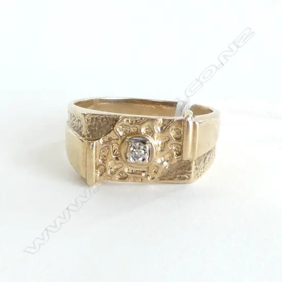 1970'S 9ct GOLD DESIGNER RING textured design diamond set 6.6gms SIZE W