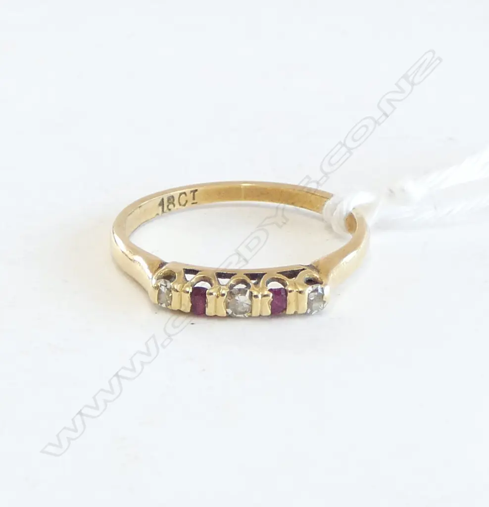 18CT DIAMOND & RED STONE (SHOWING WEAR) RING, 1.6grms SIZE K Image 1++