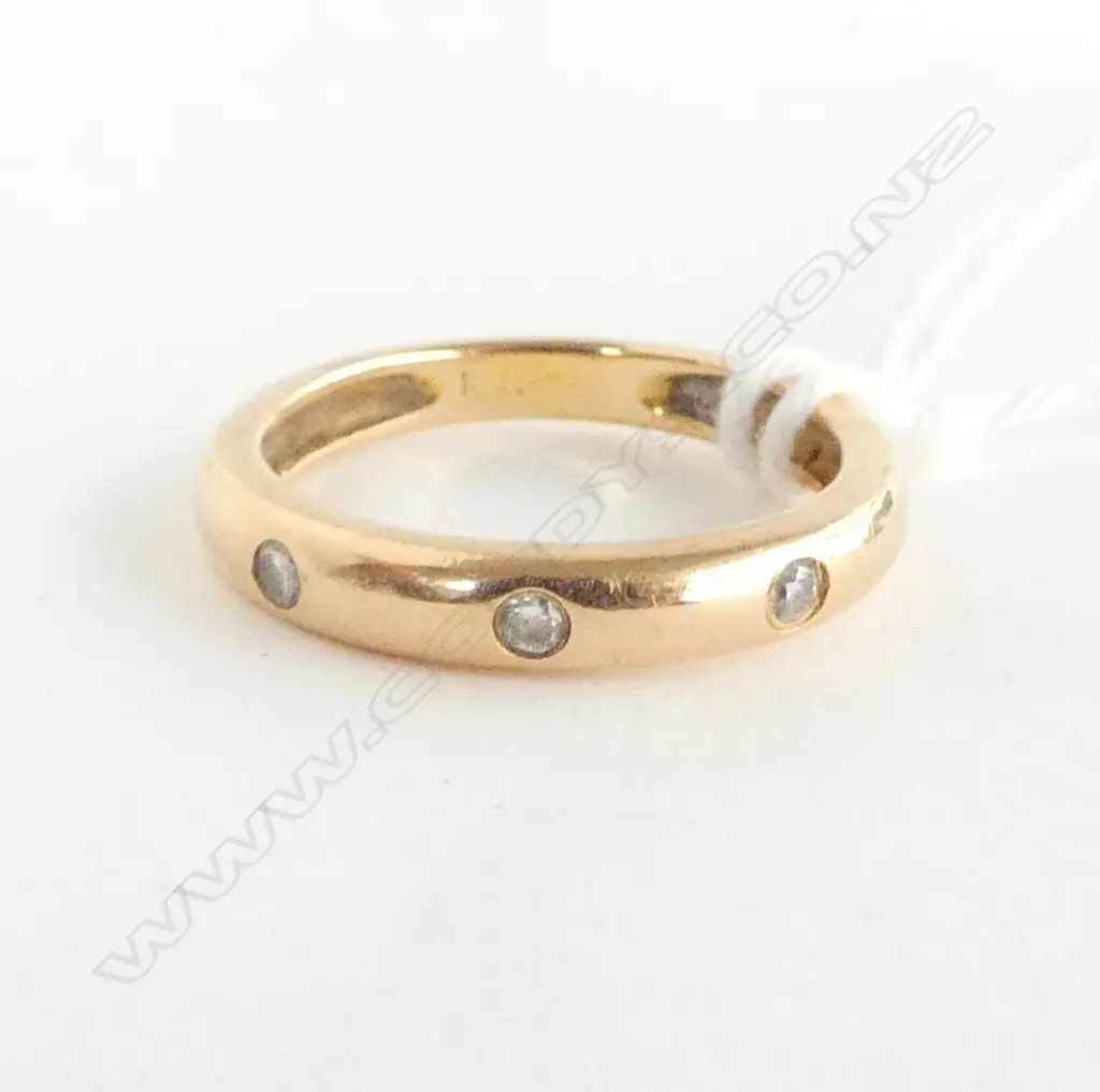 18ct GOLD 3 DIAMOND BAND RING recessed diamonds 2.8gms SIZE I Image 1++
