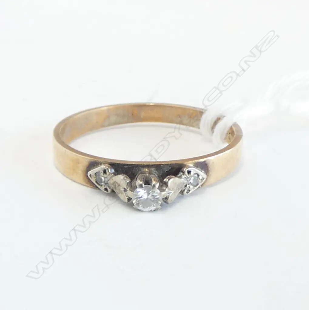 9ct GOLD SOLITAIRE DIAMOND RING 1.37gms wear to claws SIZE J Image 1++