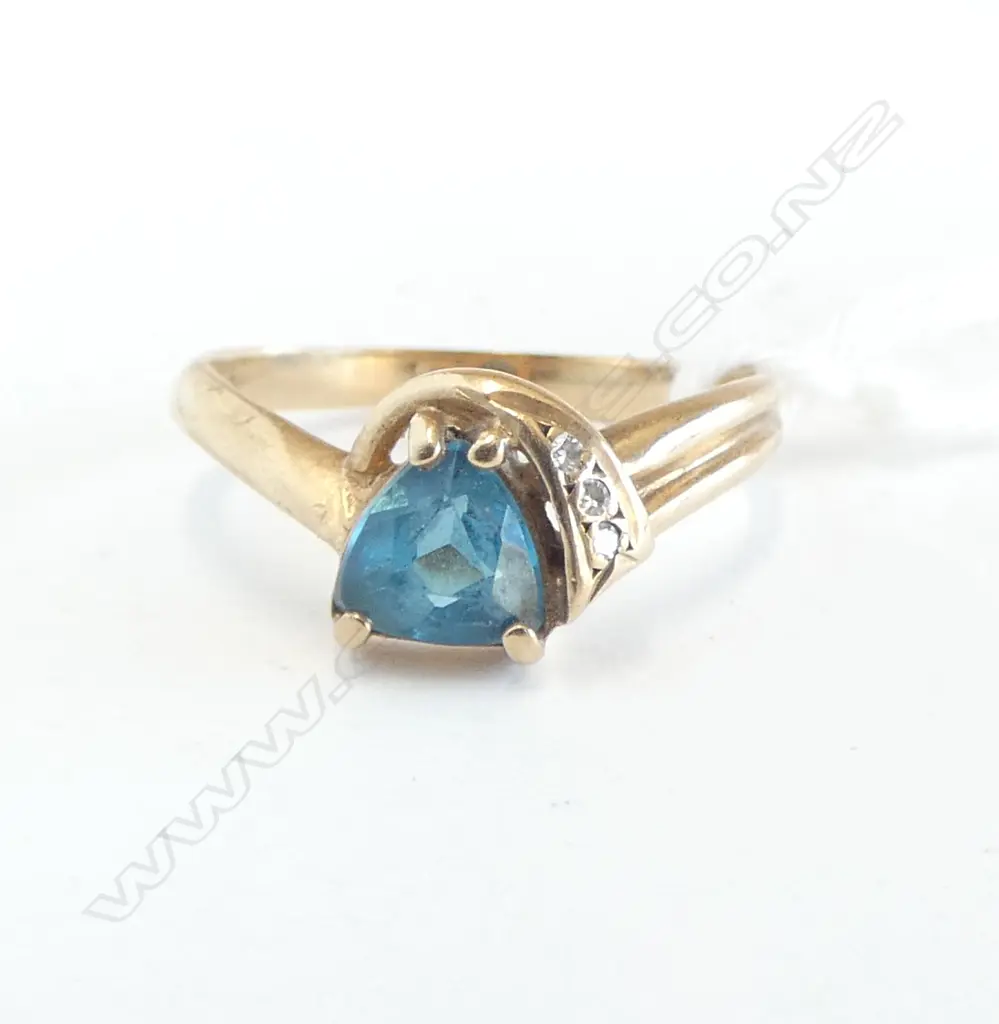 9ct GOLD BLUE TOPAZ & DIAMOND RING 2,6gms SIZE O Image 1++