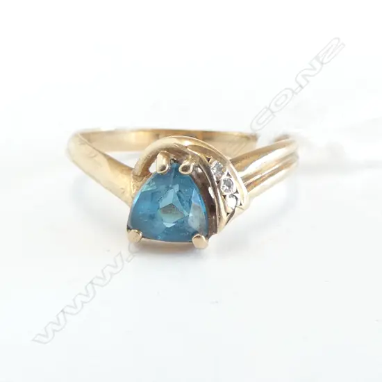 9ct GOLD BLUE TOPAZ & DIAMOND RING 2,6gms SIZE O