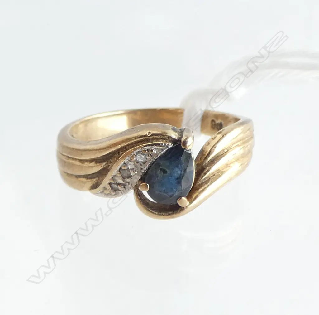 9ct Y/G SAPPHIRE & DIAMOND RING triple band cross-over style 3.1gms SIZE L Image 1++