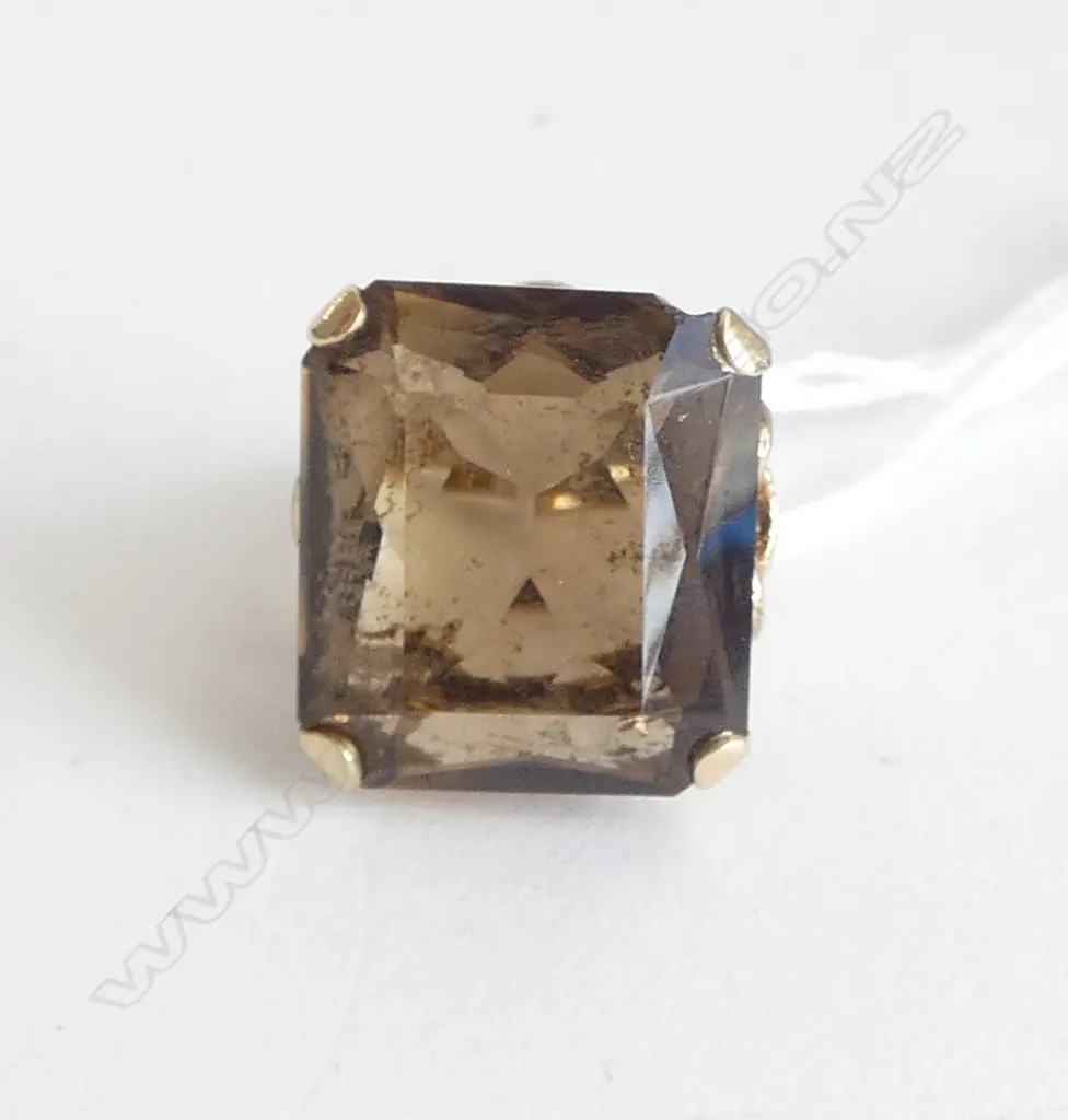 9ct GOLD & LGE SMOKEY QUARTZ RETRO RING chip to corner 9.29gms SIZE J Image 1++