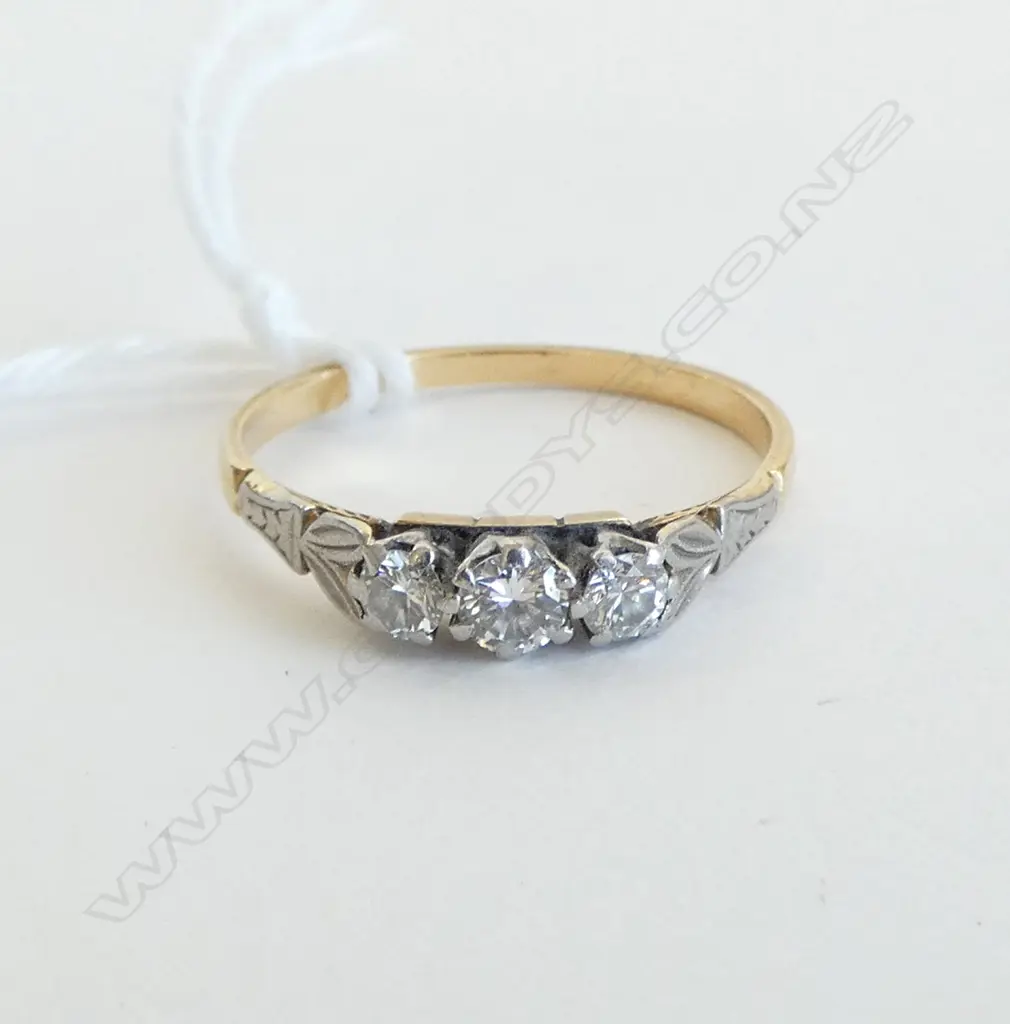 18CT GOLD & 3 STONE DIAMOND RING, 2.1grms SIZE O Image 1++