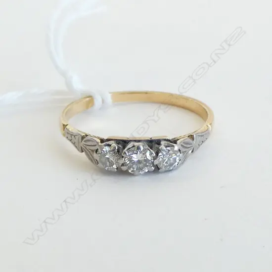 18CT GOLD & 3 STONE DIAMOND RING, 2.1grms SIZE O
