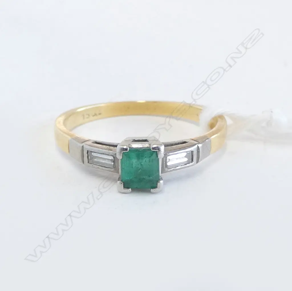 VINTAGE 18CT GOLD RING EMERALD? & DIAMONDS 2.44grms size K Image 1++