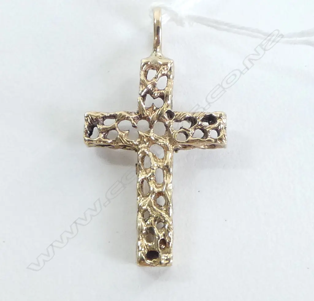9CT GOLD textured & pierced 1970's CROSS PENDANT 2.64gms Image 1++