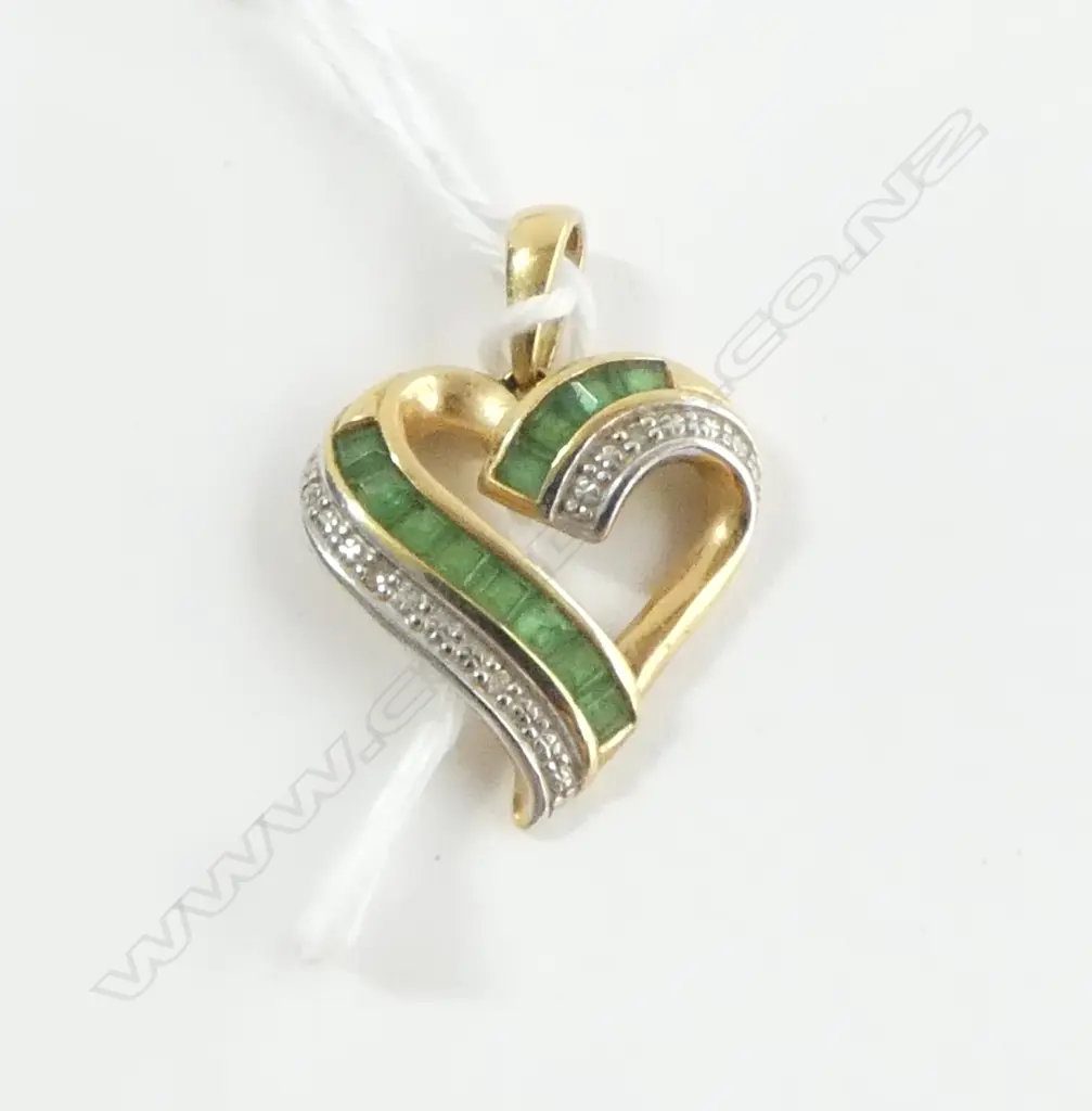 9ct GOLD HEART PENDANT set w green created emeralds & 3 small diamonds 1.9gms Image 1++