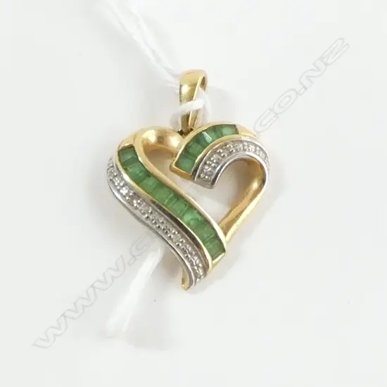 9ct GOLD HEART PENDANT set w green created emeralds & 3 small diamonds 1.9gms