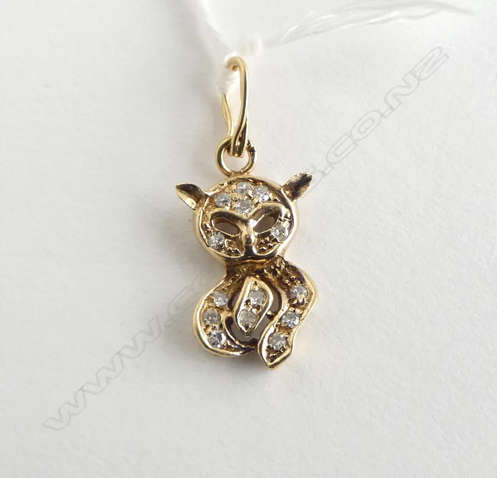 18CT DIAMOND CAT PENDANT 2.4grms Image 1++