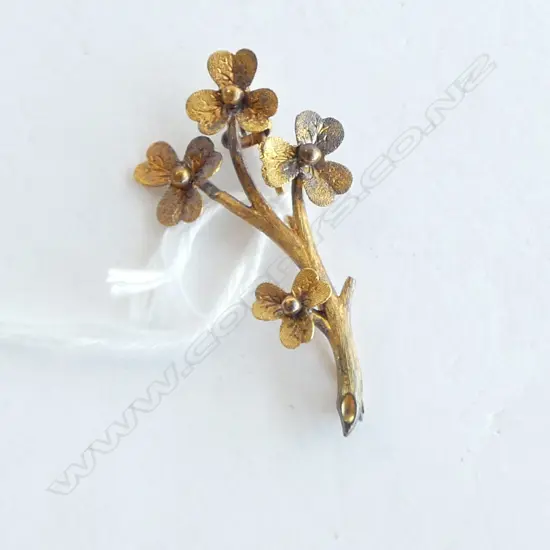 15CT CLOVER BAR BROOCH W.40mm, 2.0grms