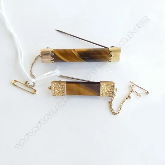 2 9CT TIGERS EYE BAR BROOCHES W.55, 45mm