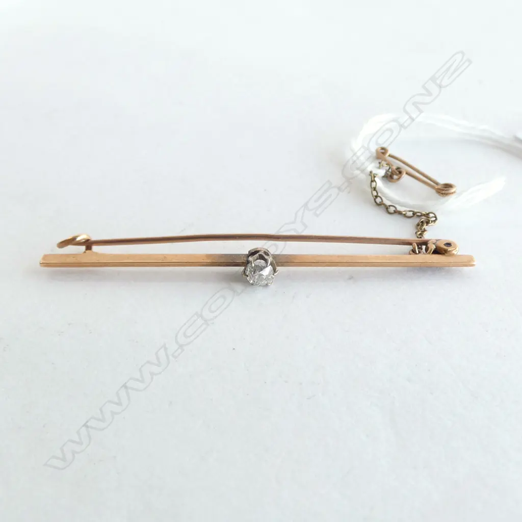 15CT GOLD BAR BROOCH  WITH DIAMOND W.60mm 2.8grms Image 1++