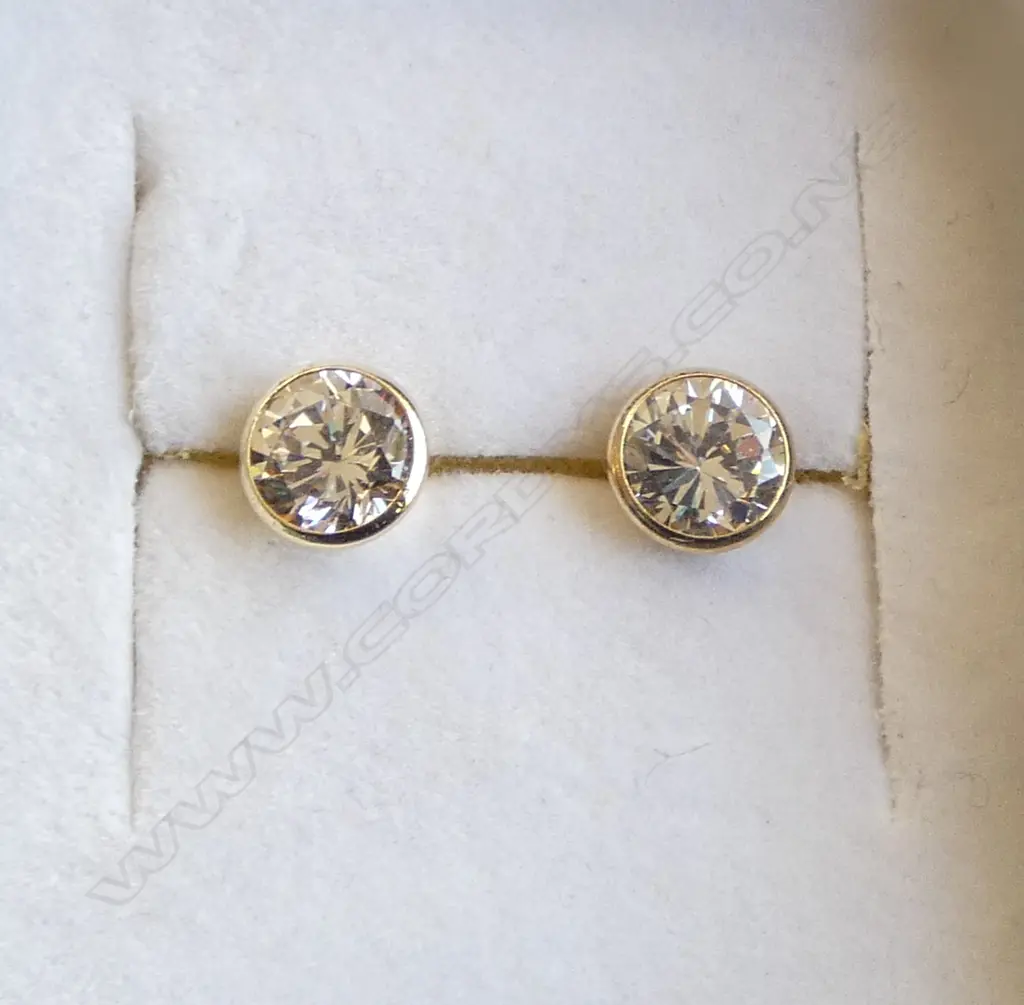  9CT GOLD CZ STUD EARRINGS, 6mm Image 1++