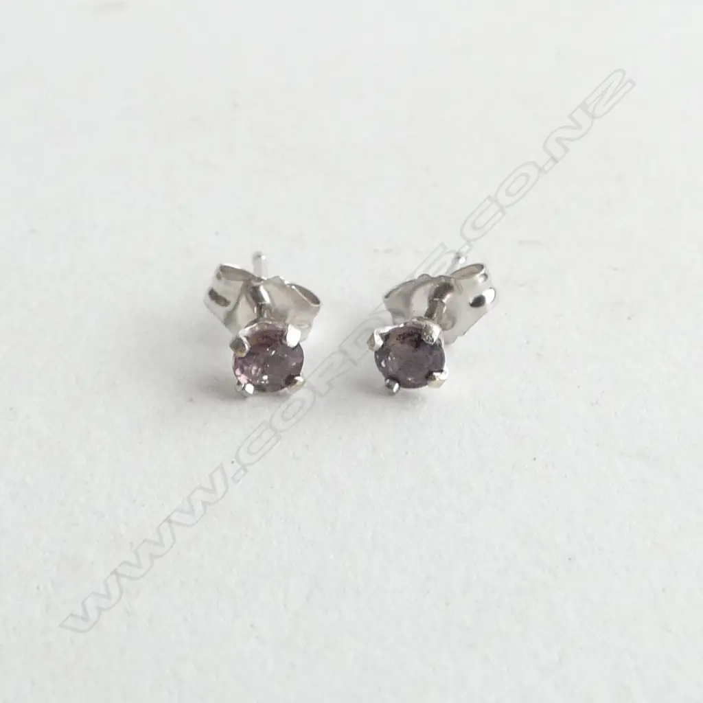14CT GOLD  SAPPHIRE STUD EARRINGS Image 1++