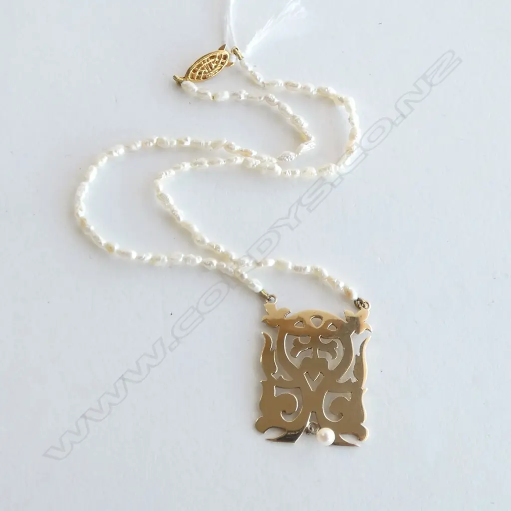   9CT GOLD PENDANT ON F/W PEARL NECKLACE, LENGTH 39cm, GOLD WEIGHT 6.20gms Image 1++