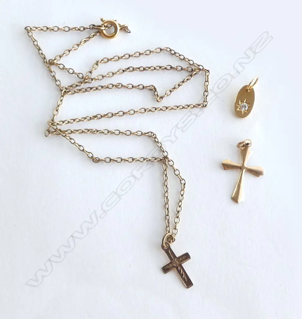 18ct & DIAMOND small PENDANT 0.8gms + 2 small GOLD CROSSES Image 1++