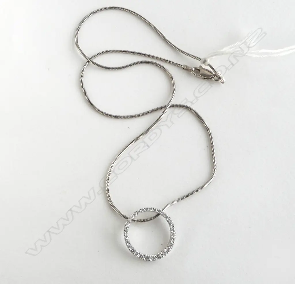 GRADUATED DIAMOND & 18ct W/G PENDANT ON SILVER CHAIN 6.54gms Image 1++