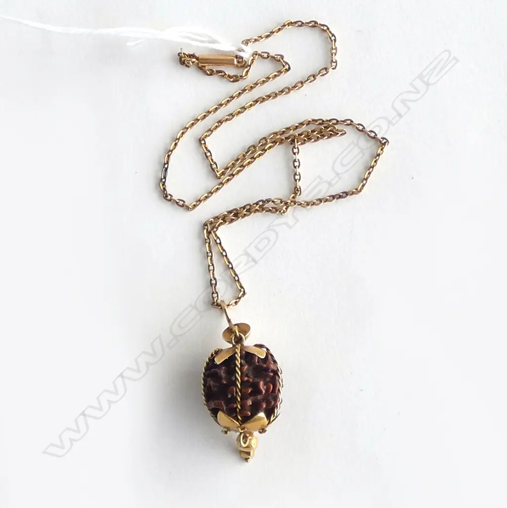 VINTAGE 18ct GOLD MOUNTED PEACH PIP PENDANT on 9ct GOLD CHAIN 7.7gms Image 1++