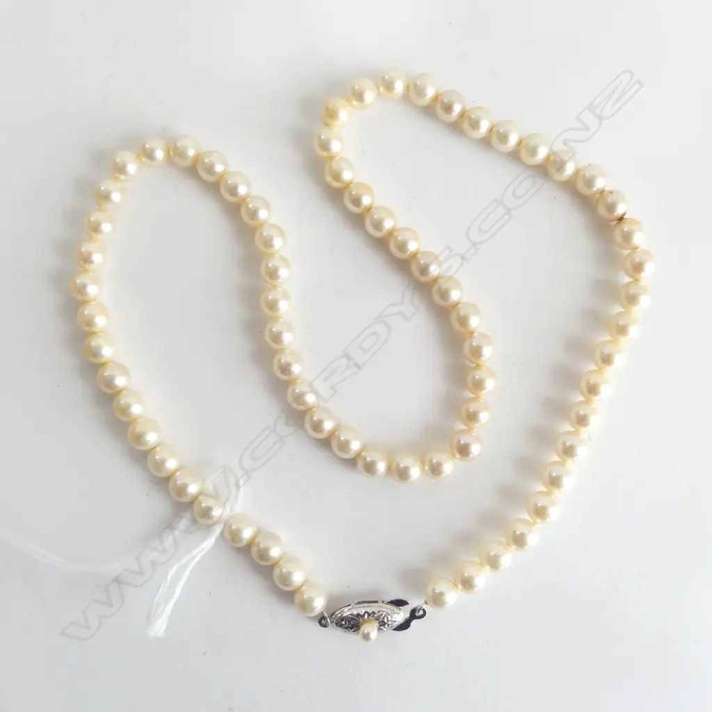 VINTAGE FAUX CULTURED UNIFORM PEARL NECKLACE with silver clasp L.440mm Image 1++