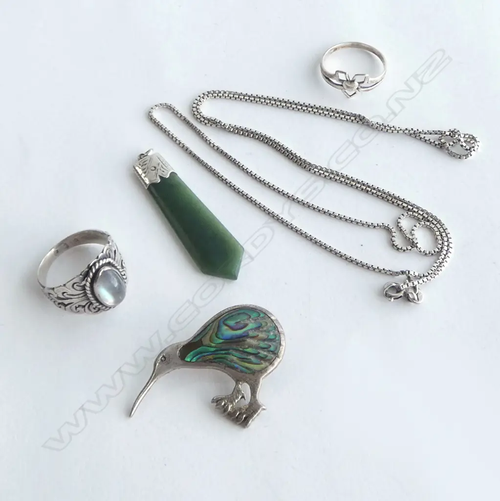 ASST. VINTAGE SILVER JEWELLERY: Paua set kiwi brooch + greenstone pendant + 2 rings & broken chain Image 1++