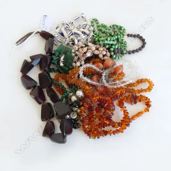 11 NECKLACES INCL. 2 AMBER